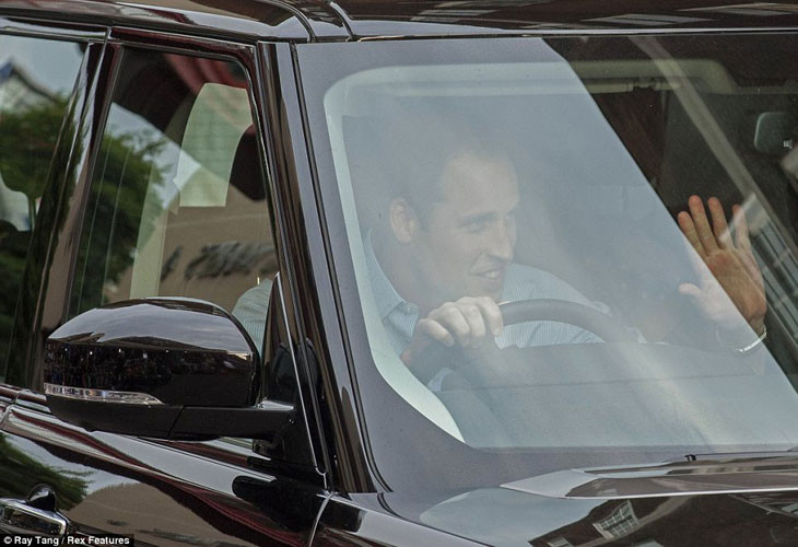 Hoàng tử tiếp tục vẫy chào người hâm mộ khi đã ngồi trước bánh lái xe ô tô.