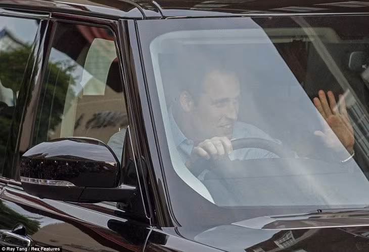 Hoàng tử tiếp tục vẫy chào người hâm mộ khi đã ngồi trước bánh lái xe ô tô.