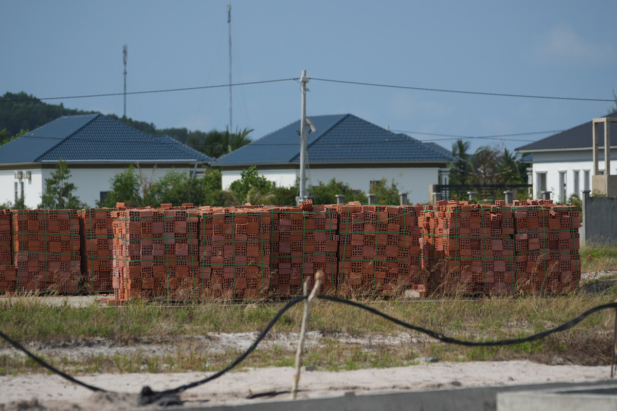 Lô gạch nằm "bất động" nhiều tháng nay, khi ngành chức năng lập biên bản xác định sẽ tháo dỡ các biệt thự xây dựng trái phép.