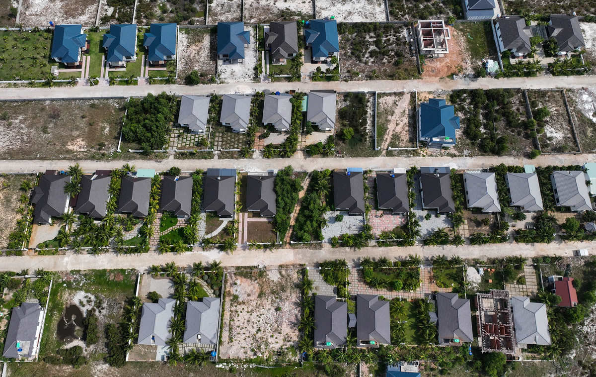 Tuy nhiên, nhiều người đã thực hiện hành vi tự nhận mình là chủ đất, sau đó bán lại với thủ tục chỉ là giấy tay. Sau khi mua lại đất với nguồn gốc không rõ ràng, các "chủ mới" đã tiến hành xây dựng hàng loạt biệt thự với giá nhiều tỷ đồng/căn. Việc này diễn ra trong khoảng 2-3 năm nay, chính quyền địa phương không nắm được thông tin cho đến khi nhiều cơ quan báo chí vào cuộc phản ánh.