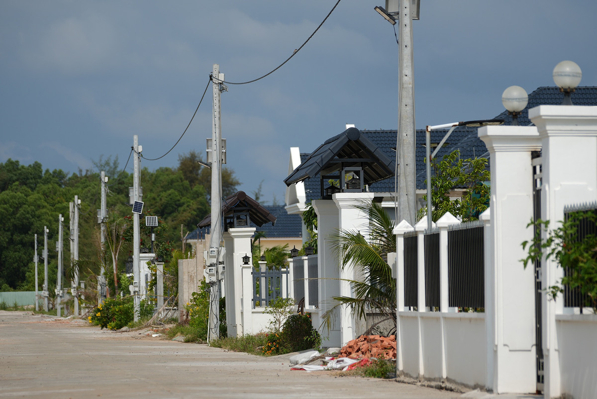 Đến ngày 19/9/2022, tổ công tác đặc biệt của tỉnh Kiên Giang phối hợp UBND TP Phú Quốc kiểm tra, lập biên bản việc xây dựng trái phép đối với 79 căn biệt thự nói trên.