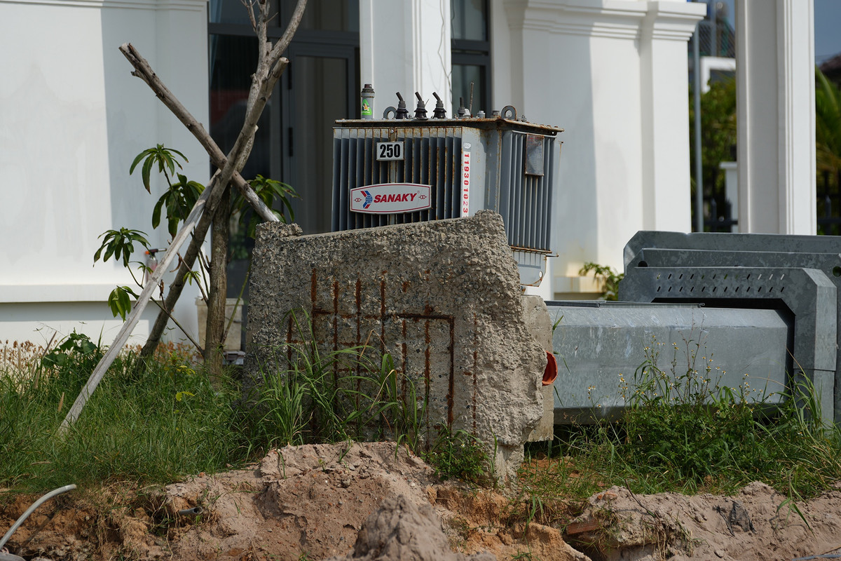 Một cột biến áp điện gỡ xuống, vẫn nằm trơ trong khu vực đất thuộc quyền quản lý của Nhà nước.