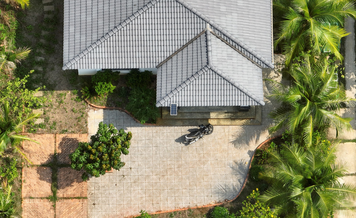 Cận cảnh một căn biệt thự hàng ngày vẫn có người ra vào trông coi.