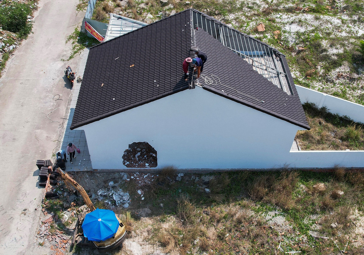 Ngày 9/11/2022, UBND TP Phú Quốc phối hợp ngành chức năng tỉnh Kiên Giang cưỡng chế, phá dỡ 2/79 căn biệt thự. Cũng với đó, chính quyền địa phương tổ chức tuyên truyền để người dân tự nguyện tháo dở công trình vi phạm trên đất của Nhà nước. Ảnh: CTV.