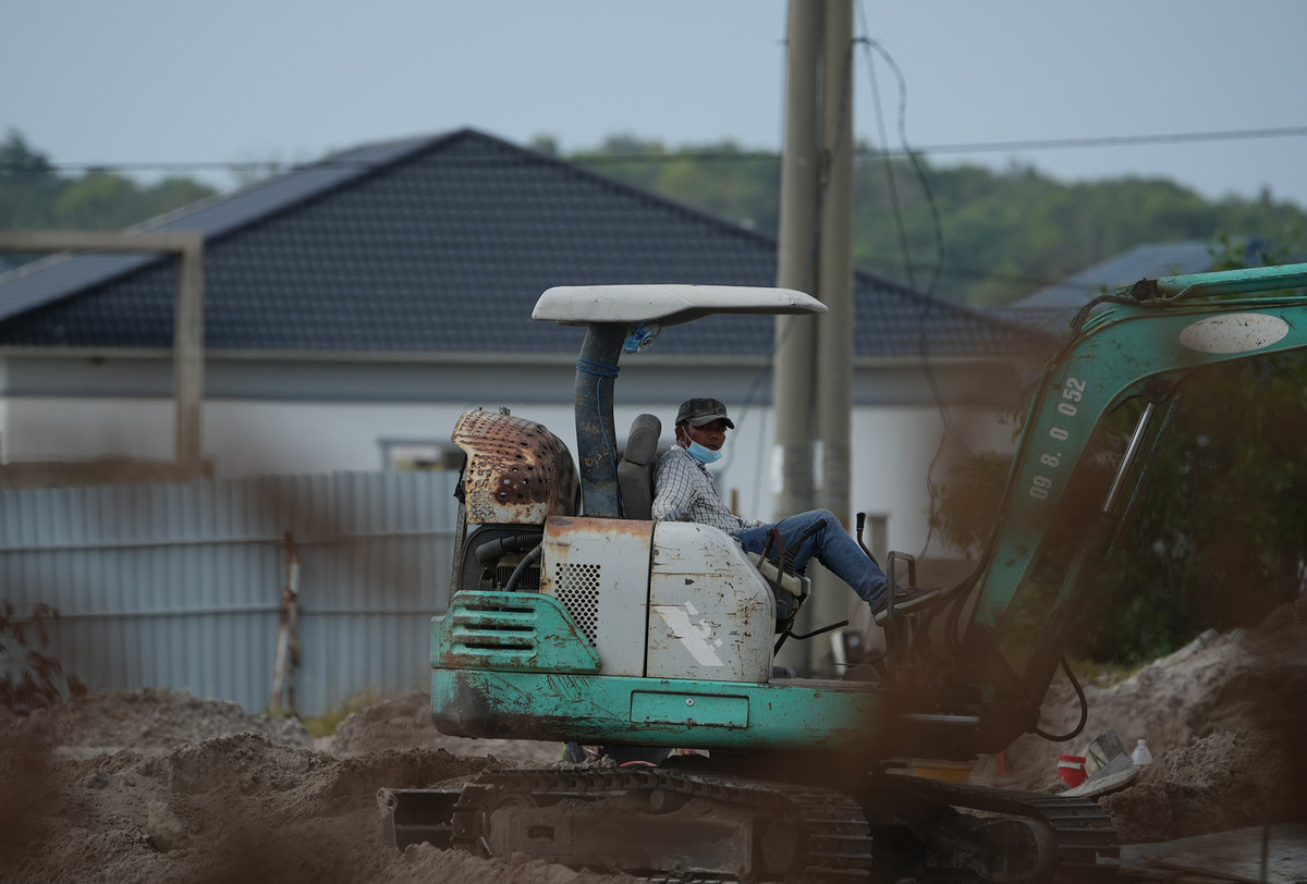 Một xe cuốc được điều động vào khu vực 79 căn biệt thự thực hiện san lấp, trả lại mặt bằng cho khu đất. Theo một người dân địa phương, khu đất này trước đây dùng để xây dựng biệt thự. Hiện, công trình trên đất đã bị tháo dỡ.