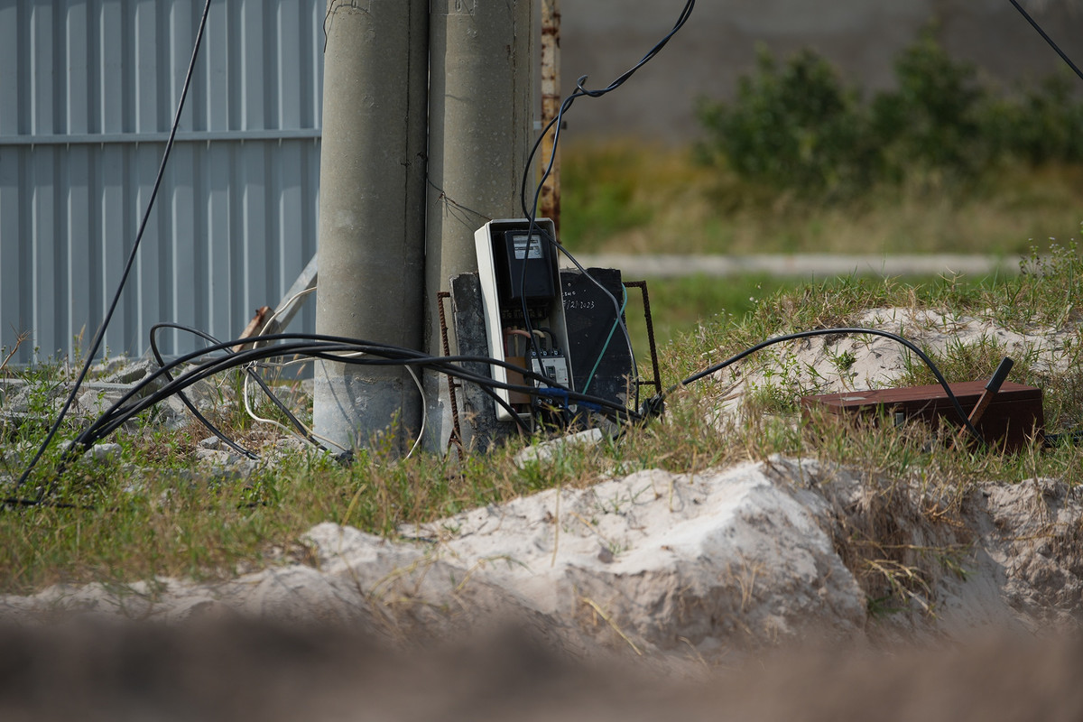 Những hộp điện rơi vỡ, hư hỏng. Lưới điện trước đây được kéo trái phép vào khu 79 căn biệt thự phục vụ việc xây dựng đã bị lực lượng chức năng phá dỡ.