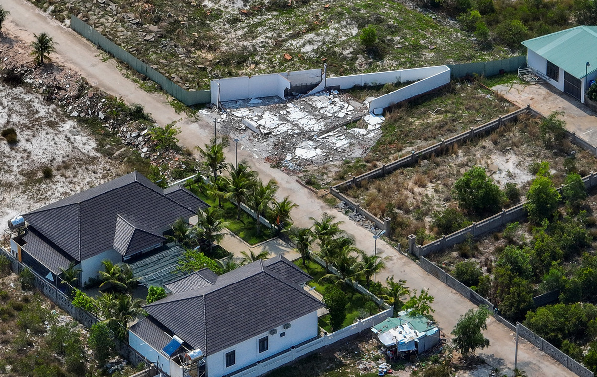 Theo UBND TP Phú Quốc, nhiều tháng qua, 9 hộ dân thực hiện việc tự tháo dỡ các biệt thự không phép. Công tác vận động người dân tự tháo dỡ khoảng 70 biệt thự còn lại tiếp tục được chính quyền địa phương thực hiện trong thời gian tới.