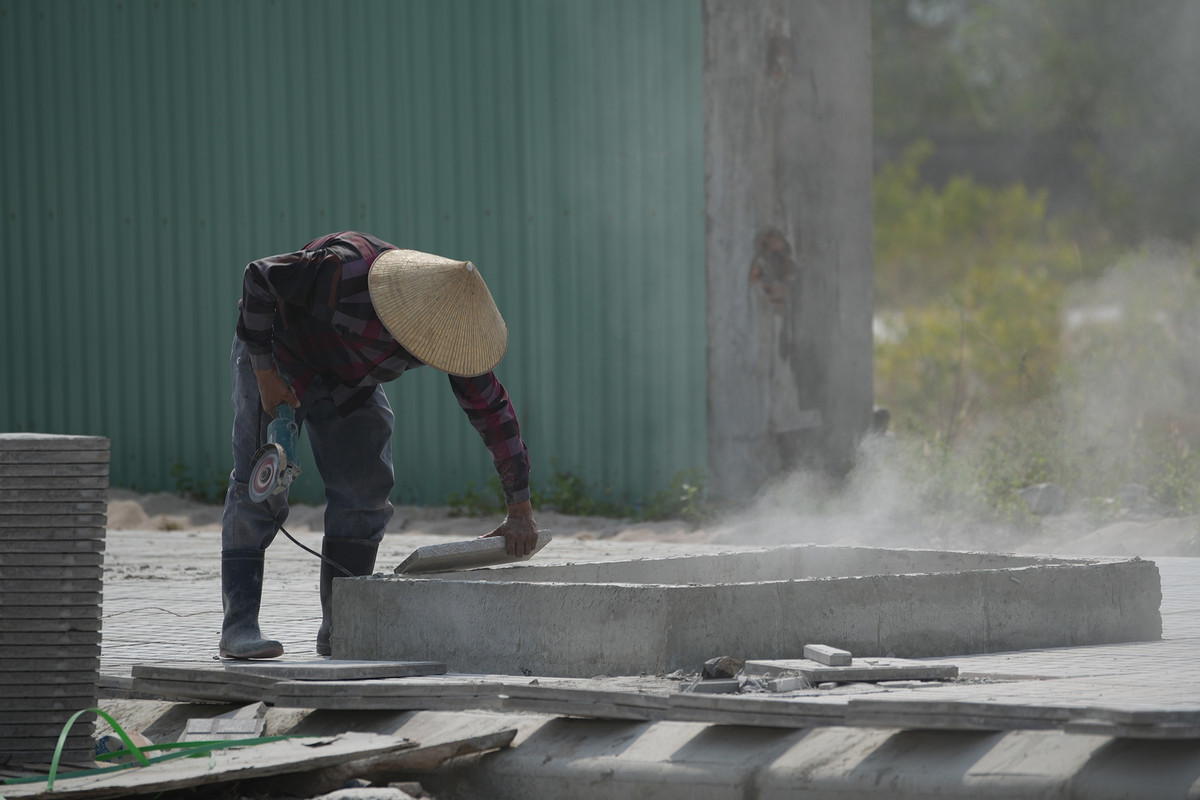 "Mọi thứ ở đây trở nên nhếch nhác khó tin. Khói bụi, tiếng ồn phát ra từ việc tháo dỡ các công trình vi phạm ảnh hưởng nhiều đến cuộc sống của chúng tôi", ông Lê Hoàng Tâm, một người dân địa phương, cho biết.