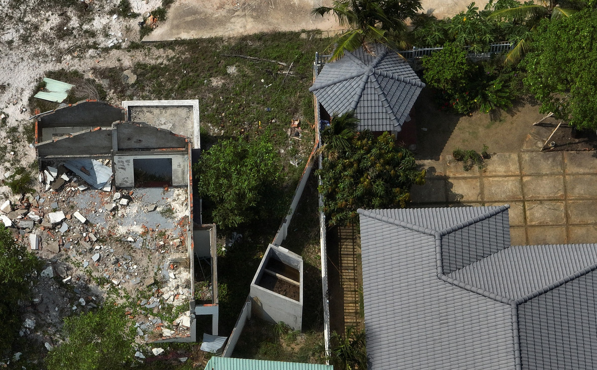 Cận cảnh một căn biệt thự được chủ tự nguyện tháo dỡ, chỉ còn lại phần nền và vài kết cấu vách bê tông.