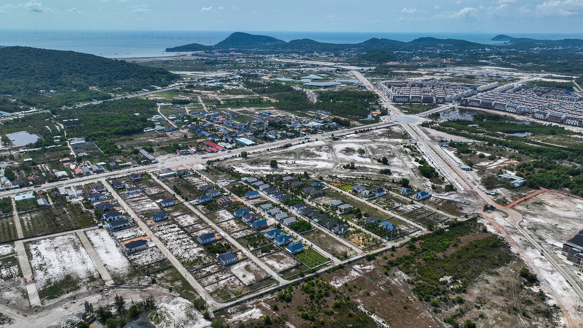 Loạt căn biệt thự xây dựng trái phép nằm trong khu đất rộng 18,9 héc ta, thuộc ấp Đường Bào, xã Dương Tơ, TP Phú Quốc (Kiên Giang). Khu đất này trước đây là đất rừng phòng hộ, được UBND tỉnh thu hồi và giao cho UBND xã Dương Tơ quản lý.