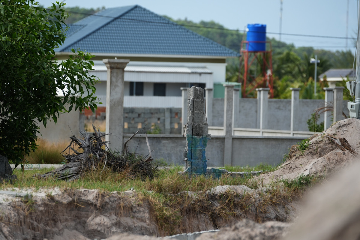 Cảnh tượng nhếch nhác, hoang hóa tại một khu xây dựng biệt thự sau khi nhiều hộ tự tháo dỡ.