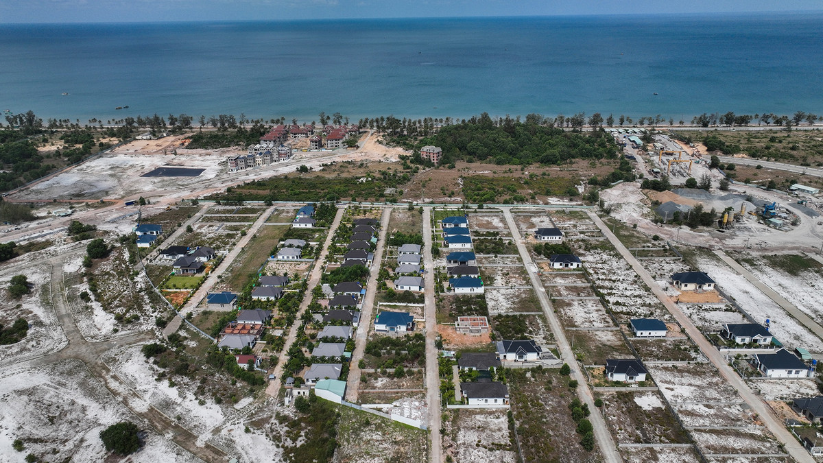 Liên quan đến sai phạm của 79 căn biệt thự xây dựng không phép nói trên, cuối năm 2022, Công an tỉnh Kiên Giang đã khởi tố 3 bị can thường trú tại TP Phú Quốc. Hành vi của các bị can được xác định là lừa đảo bán khu đất do UBND xã Dương Tơ quản lý cho người khác để thực hiện việc xây dựng loạt công trình biệt thự trái phép.