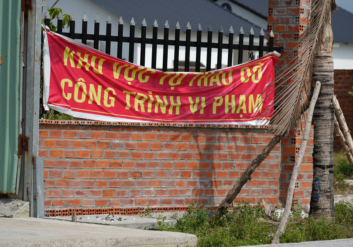 Ngành chức năng TP Phú Quốc thực hiện tuyên truyền, treo nhiều biển báo vận động người dân tự tháo dỡ công trình vi phạm.