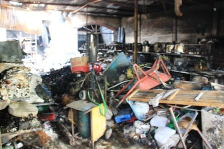 1 giờ rạng sáng 3/11/2013, tiệm tạp hóa Quốc Phòng (ngã tư Hội Bài, xã Tóc Tiên, huyện Tân Thành, tỉnh Bà Rịa- Vũng Tàu) bỗng phát hỏa dữ dội. Người dân đã tìm cách tiếp cận dập lửa nhưng do cửa khóa trái, căn nhà đồng thời là tiệm sửa xe, bán tạp hóa,xăng dầu, phụ tùng xe máy... toàn chết dễ cháy nên lửa bao trùm khiến tất cả đành bất lực.