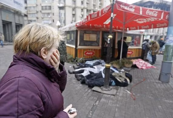 Đau xót là cảm xúc mà người phụ nữ này cố che giấu trước những hình ảnh tàn khốc mà bà chứng kiến được.