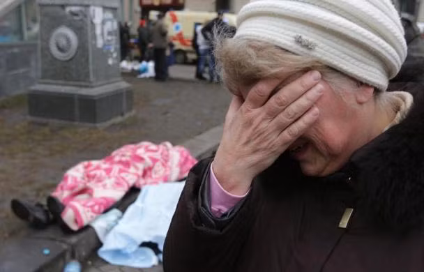 Người phụ nữ trung niên này không dám đối diện với thực tế đau thương ở thủ đô Kiev trong những ngày qua.