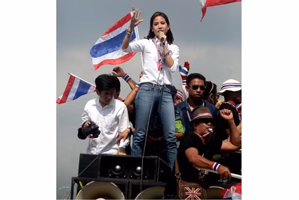 Do đó, chưa cần tính đến nguồn gốc “tư sản cỡ lớn” của cô thì việc coi thường những người bình dân “tạm coi là ít học” đã thể hiện sự thiếu dân chủ nghiêm trọng.