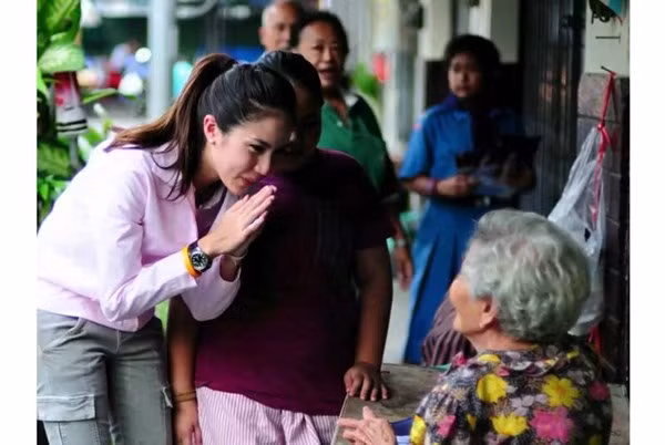 Theo một số người thì lý do là vì trước đó cô đã từng phát biểu đại ý rằng những người ít học thì biết gì mà bỏ phiếu, mặc dù cô từng tung hô Đảng Dân chủ của mình là Đảng thực sự dân chủ vì không có các nhà tài phiệt.