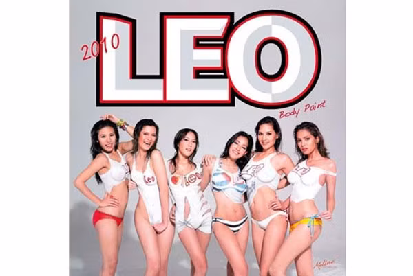 Từ năm 2009, Chitpas đã là thư ký của Bộ trưởng ICT – dù không ai biết làm cách nào mà cô ta leo lên được vị trí đó. Đồng thời cô cũng đã từng là một nhân viên trong văn phòng thư kí của thủ tướng vào năm 23 tuổi, nhưng đã phải rời nhiệm sở vì mang 2 thùng lịch tới nơi làm việc và phát cho mọi người.