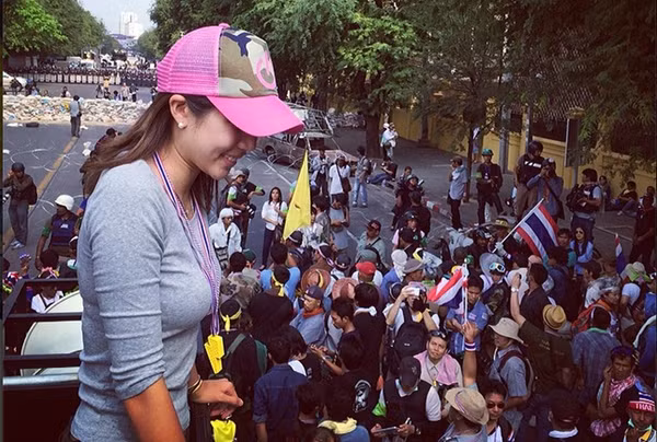 Như vào tháng 8/2011, với tư cách là Phó phát ngôn viên của Đảng Dân chủ, cô đã từng bày tỏ sự biết ơn đối với Bộ trưởng Bộ Công nghệ truyền thông thông tin (ICT) vì đã kiểm soát chặt chẽ các trang web đăng tải thông tin phỉ báng chế độ quân chủ.