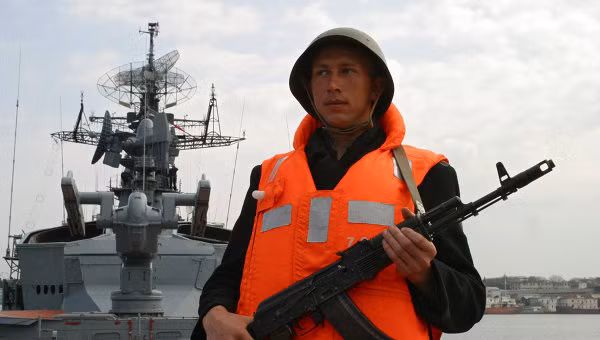 Một sĩ quan Hải quân Nga đang đứng gác.