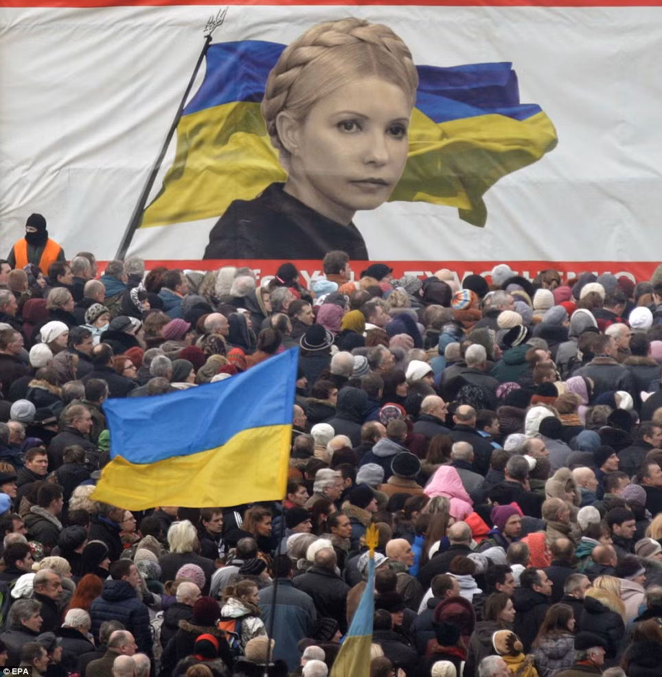 Giống như nhiều nhà tài phiệt ở Ukraine, bà chuyển sang làm chính trị và tham gia chính quyền của ông Viktor Yushchenko thời kỳ 1999-2001, thúc đẩy cải cách năng lượng.