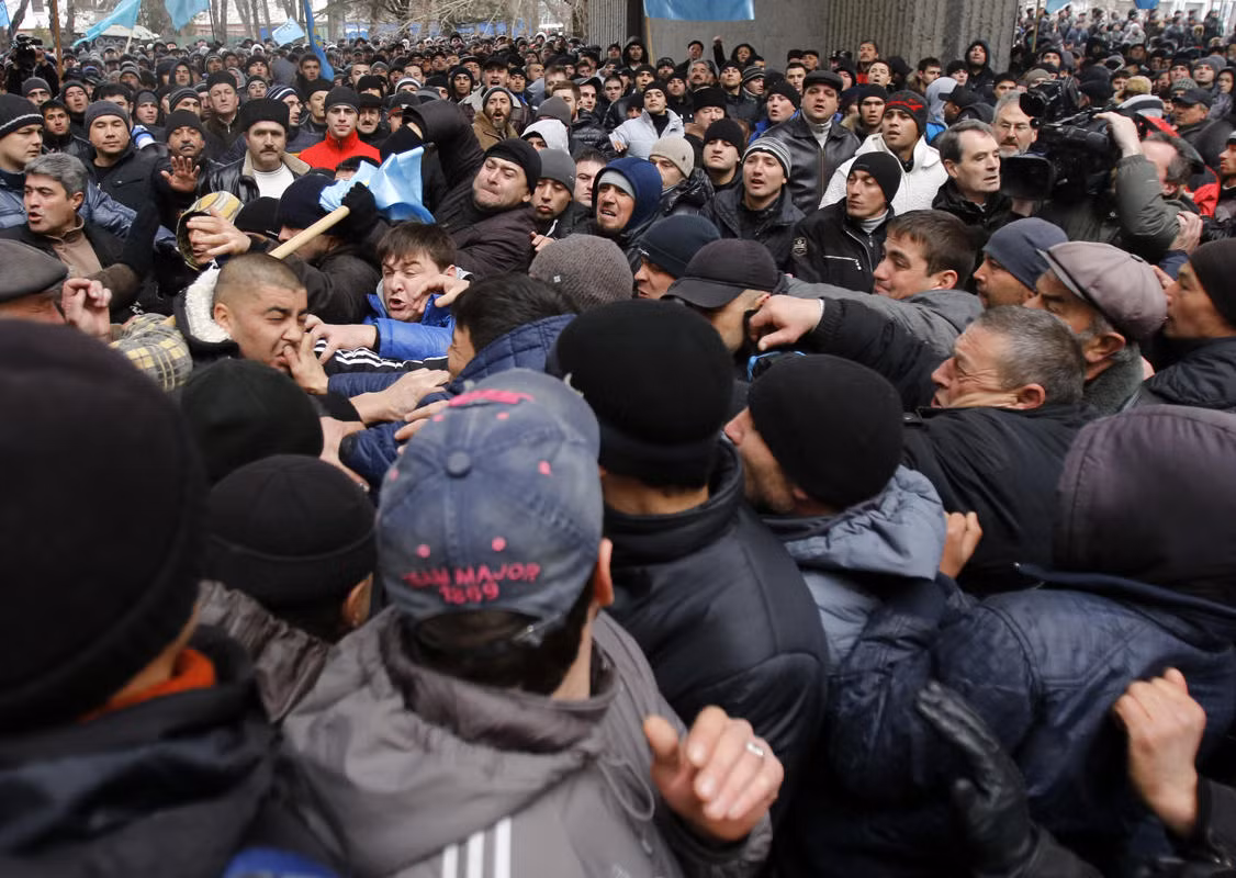 Một làn sóng bạo lực mới nguy hiểm bùng nổ ở bán đảo Crimea giữa 2 phe phản đối và ủng hộ Nga.