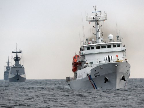 Tàu tuần tra 2.000 tấn của Tuần duyên Đài Loan, Hsin Bei (phải).