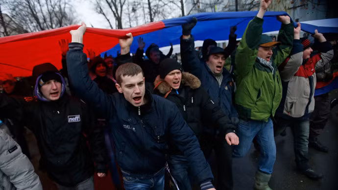 Trước tình hình biểu tình căng thẳng và đã dẫn tới xung đột, đụng độ dẫn đến hậu quả, 3 người chết và 35 người khác bị thương, "Đoàn Chủ tịch Nghị viện Crimea" dự định trưng cầu dân ý để người dân tự quyết định tương lai toàn vùng.