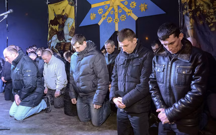 Cảnh sát chống bạo động quỳ gối trên phố để xin lỗi vì từng tham gia các hoạt động trấn áp biểu tình.