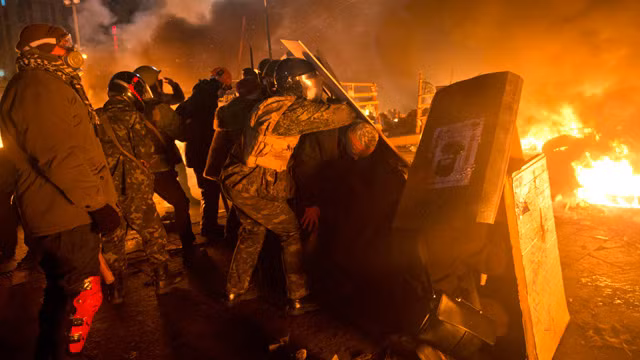 Làn sóng bạo lực leo thang đang làm chao đảo Ukraine.