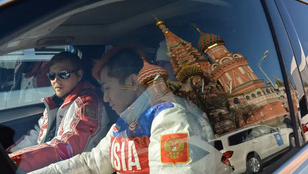 Nhà vô địch Olympic của Nga Viktor An (phải) ngồi bên trong chiếc siêu xe được Thủ tướng Dmitry Medvedev tặng thưởng.