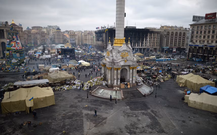 Quảng trường Độc lập là nơi người biểu tình "đóng đô" trong suốt cuộc khủng hoảng Ukraine. Tại đây vẫn còn nguyên vẹn nhiều lều bạt do người biểu tình dựng lên.