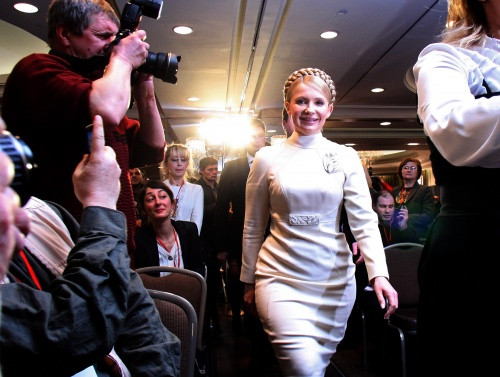 Bà bắt đầu nổi lên năm 2004 trong cuộc Cách mạng Cam, khi sát cánh cùng ông Viktor Yushchenko hô hào người dân xuống đường phản đối cuộc bầu cử với cáo buộc gian lận và có lợi cho ứng viên thân Nga Viktor Yanukovych.