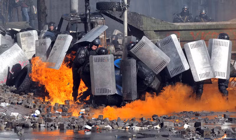 Cảnh sát chống bạo động Ukraine co cụm chống lại các đợt tấn công của người biểu tình quá khích được vũ trang.