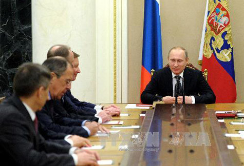 Tổng thống Vladimir Putin (phải) chủ trì cuộc họp với các quan chức cấp cao Nga về tình hình Ukraine.