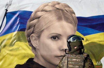 Tuy nhiên, trước khi bà bị giam giữ năm 2011, chỉ số uy tín của bà đã giảm sút và nhiều người Ukraine nghĩ rằng bà phần nào có lỗi và phải chịu trách nhiệm cho tình trạng hỗn loạn hậu Cách mạng Cam. Nhiều người cũng xếp bà thuộc giới lãnh đạo tham nhũng. Do đó, ngoài những người ủng hộ, 5.000 người Ukraine khác hôm nay tập trung ở Quảng trường Độc lập, để phản đối sự trở lại chính trường của cựu nữ Thủ tướng Yulia Tymoshenko.