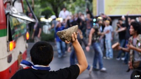 Tư lệnh quân đội Thái Lan cảnh báo về nguy cơ đất nước sụp đổ nếu bạo lực tiếp tục leo thang.