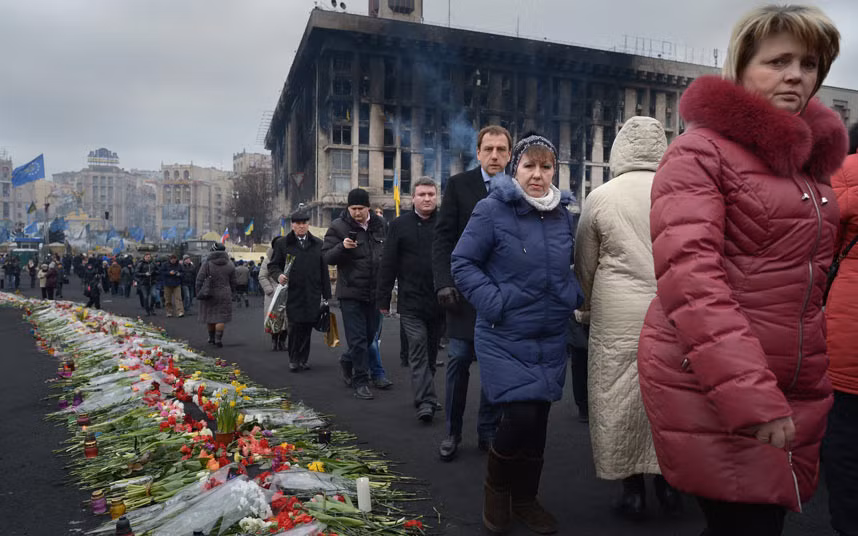 Hoa bày la liệt ở Quảng trường Độc lập, Kiev để tưởng niệm những người đã thiệt mạng trong các cuộc xung đột đẫm máu kể từ khi phong trào biểu tình bắt đầu. Ước tính khoảng 700 người đã thiệt mạng và hàng nghìn người khác bị thương (chủ yếu là người biểu tình) trong suốt cuộc xung đột.
