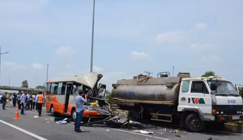 Hiện trường vụ TNGT thảm khốc làm 7 người thiệt mạng khi xe khách lao vào xe bồn tưới cây trên đường cao tốc TP HCM- Trung Lương.