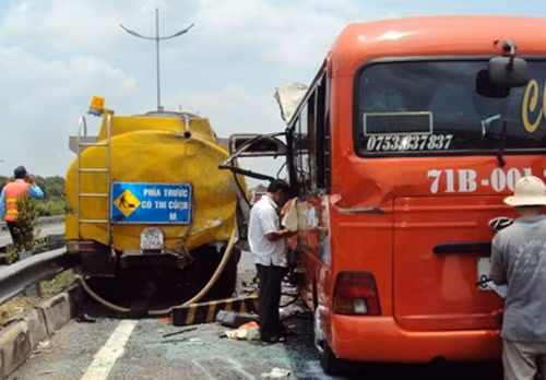 Chủ doanh nghiệp vận tải Thảo Châu (đơn vị có xe xảy ra tai nạn) mong muốn CQĐT làm rõ việc xe bồn tưới nước trên làn đường tốc độ 100km/h mà chạy chỉ 20km/h thì có hợp lý?