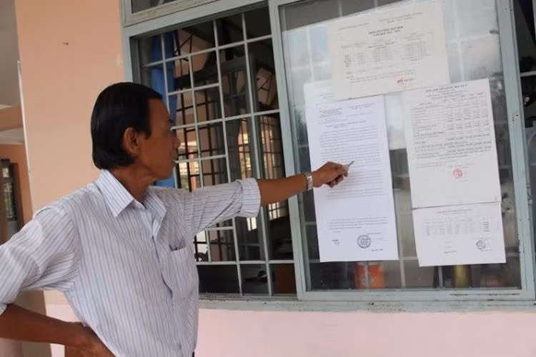 Văn bản xin lỗi của VISSAN được nhà trường dán để các bậc phụ huynh học sinh xem qua.