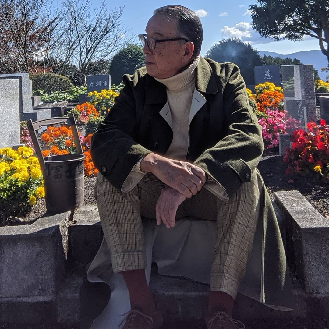 Quần áo của ông Yukio Akamine có phom dáng và kiểu cắt may cổ điển. Ngoài ra, ông còn thường xuất hiện bên họa tiết kẻ sọc, mang lại hiệu ứng trẻ trung hơn tuổi. Ảnh: @akamineyukio.