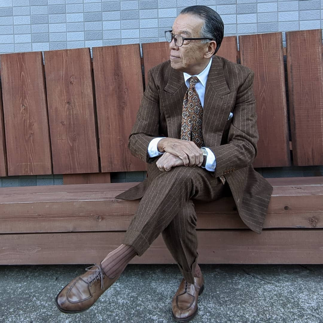 Cách ăn mặc của ông giống nhân vật trong phim điện ảnh. Điều này xuất phát từ thói quen xem những bộ phim cũ. Từ đó, ông Akamine phát triển nhãn quan. Trong cuộc phỏng vấn, cụ ông 76 tuổi chia sẻ mình yêu thích các bộ phim có sự tham gia của diễn viên Mỹ như Ingrid Bergman và Humphrey Bogart. Tác phẩm Italy do Federico Fellini, Roberto Rossellini và Luchino Visconti làm đạo diễn cũng khiến ông say mê. Ảnh: @akamineyukio.