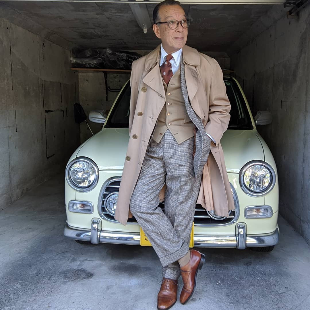 Suit 3 mảnh là trang phục gắn liền với tên tuổi của ông Yukio Akamine. Thiết kế thể hiện rõ phong cách hoài cổ nhưng lịch lãm. Ảnh: @akamineyukio.