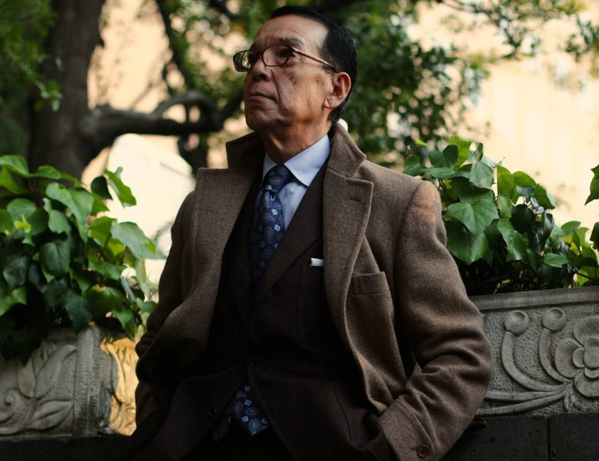 Các nhân vật trong phim có ảnh hưởng lớn đến cách phối đồ của ông Yukio Akamine. Cụ ông 76 tuổi dùng một quyển sổ để lưu giữ những hình ảnh ông theo đuổi. Ảnh: Sina.