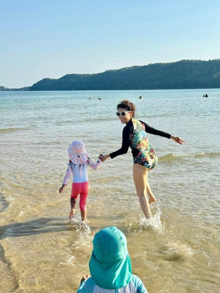 Mẹ Hồ Ngọc Hà U70 vẫn tự tin diện áo tắm, body khỏe khắn Me Ho Ngoc Ha U70 van tu tin dien ao tam, body khoe khan