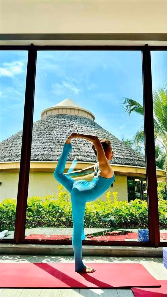 Me Ho Ngoc Ha U70 van tu tin dien ao tam, body khoe khan-Hinh-7