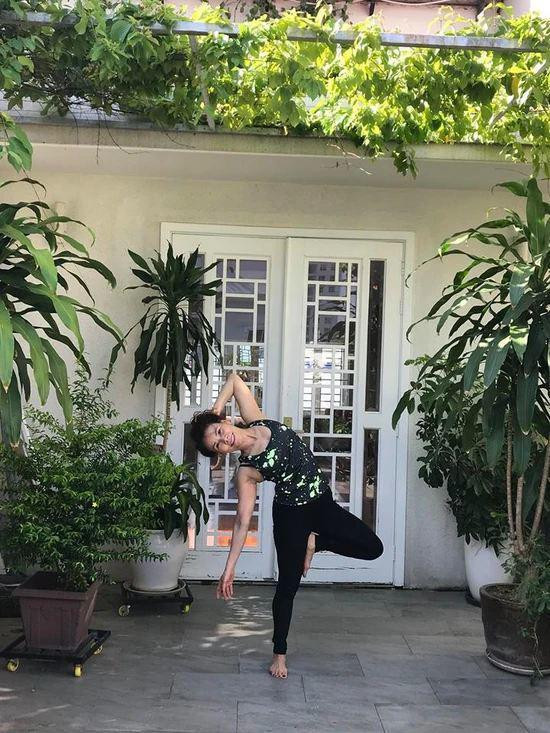 Mẹ Hồ Ngọc Hà U70 vẫn tự tin diện áo tắm, body khỏe khắn - Hình 6 Me Ho Ngoc Ha U70 van tu tin dien ao tam, body khoe khan-Hinh-6