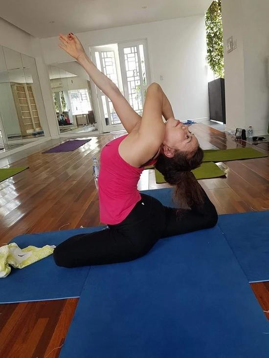 Mẹ Hồ Ngọc Hà U70 vẫn tự tin diện áo tắm, body khỏe khắn - Hình 5 Me Ho Ngoc Ha U70 van tu tin dien ao tam, body khoe khan-Hinh-5